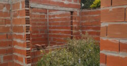 TERRENO CON CASA EN CONSTRUCCION