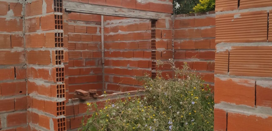 TERRENO CON CASA EN CONSTRUCCION